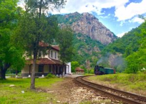 Теснолинейката до Добринище - 10 живописни места в България за децата, които обичат природата