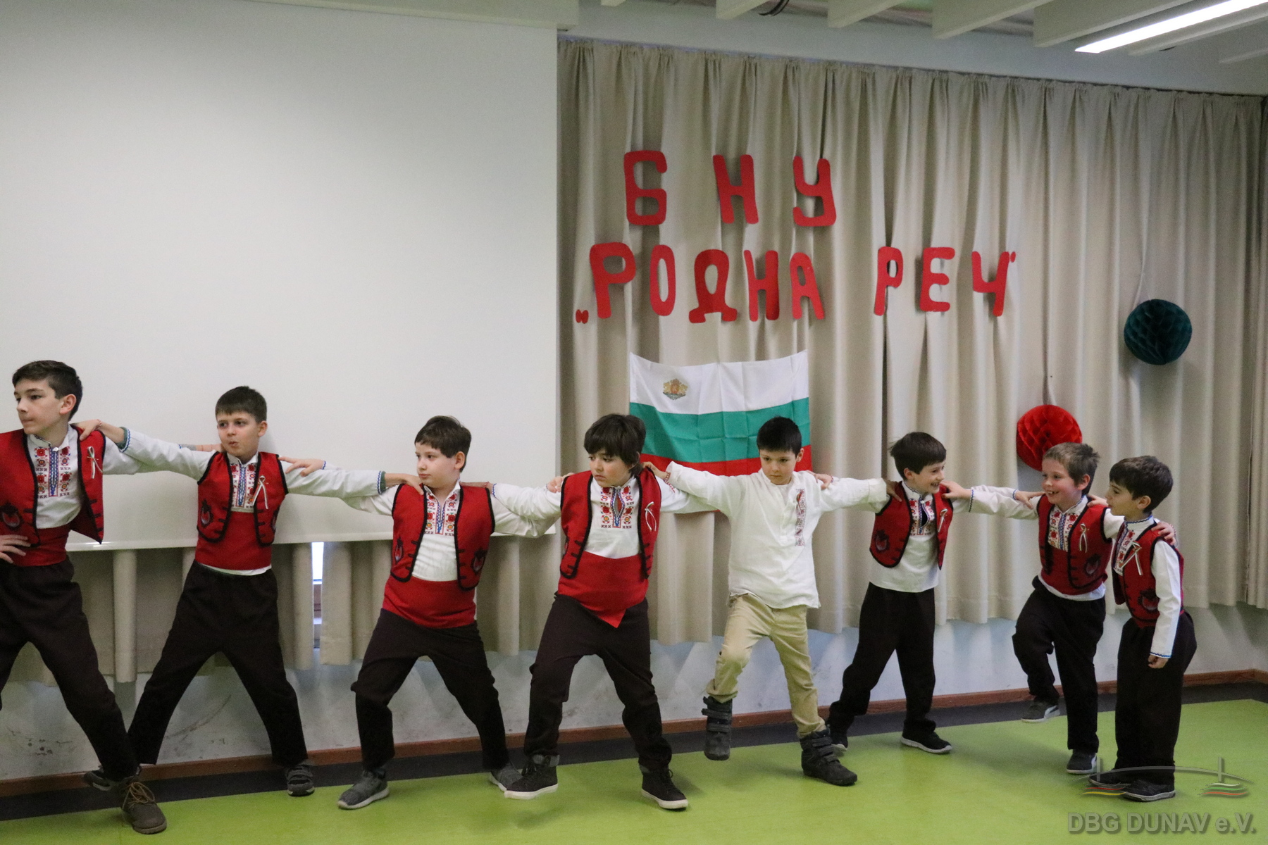 български деца в чужбина играят български народни танци